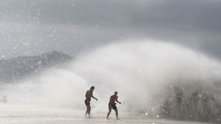 Zadar, 260812
Olujno nevrijeme sa jakim zapadnim vjetrom zahvatilo je u ranim popodnevnim satima zadarsko podrucje na radost brojnih turista i Zadrana koji su uzivali u prekrasnim prizorima, ali isto tako i na nesrecu mnogih nauticara kojima je ovakva olu