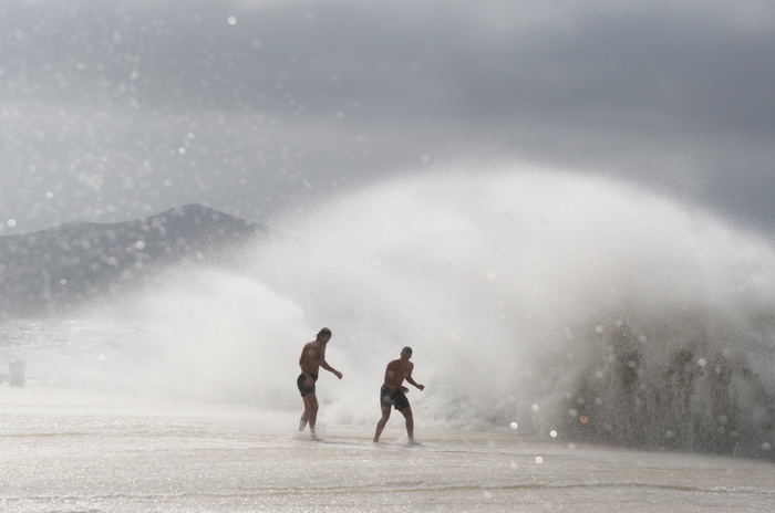 Zadar, 260812
Olujno nevrijeme sa jakim zapadnim vjetrom zahvatilo je u ranim popodnevnim satima zadarsko podrucje na radost brojnih turista i Zadrana koji su uzivali u prekrasnim prizorima, ali isto tako i na nesrecu mnogih nauticara kojima je ovakva olu