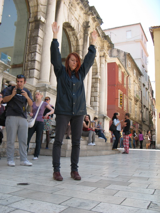 Performans Selme Banich na Narodnom trgu, foto: L. Banić