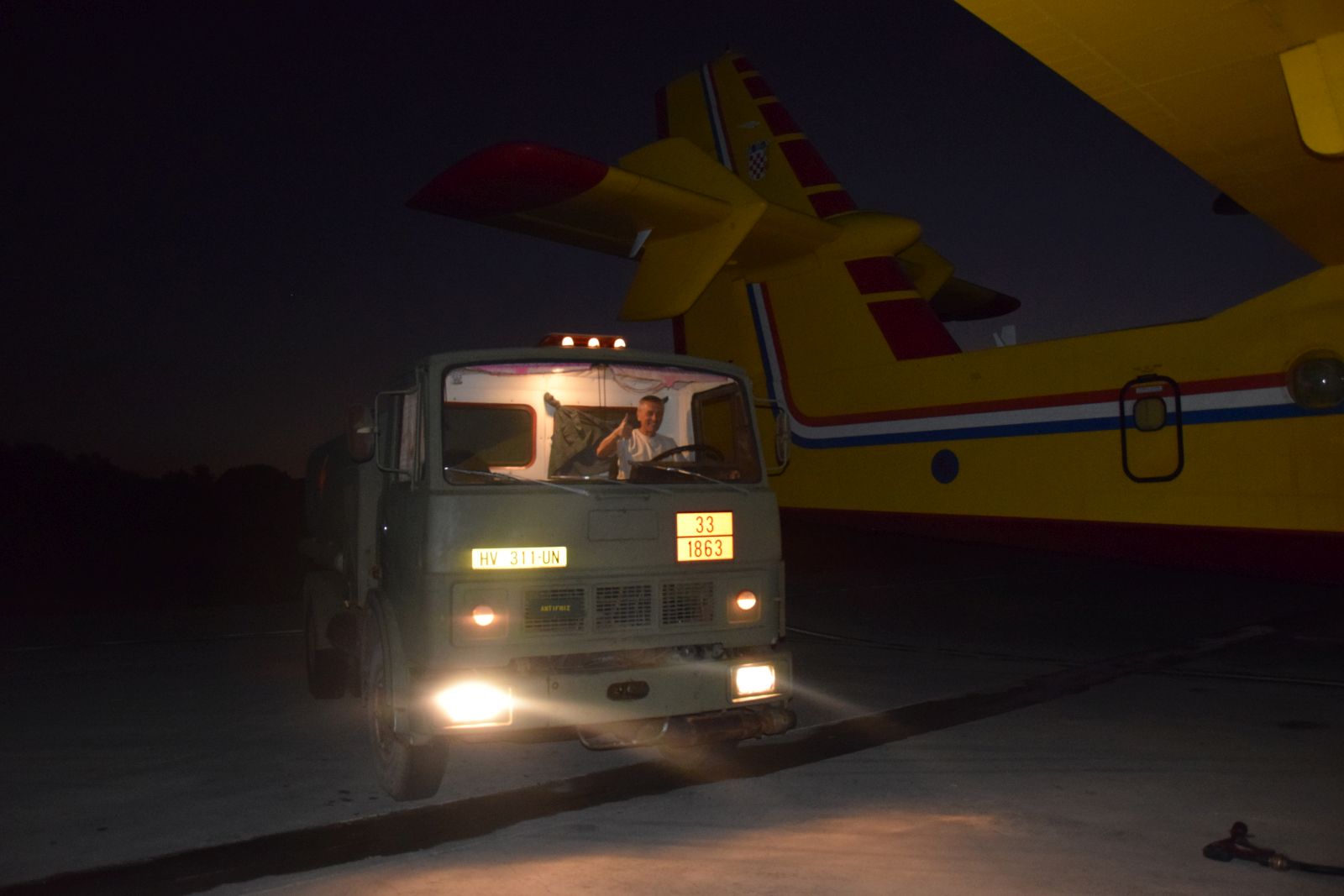 Tehničari cijelu noć pripremali avione za gašenje požara Tehničari cijelu noć pripremali avione za gašenje požara