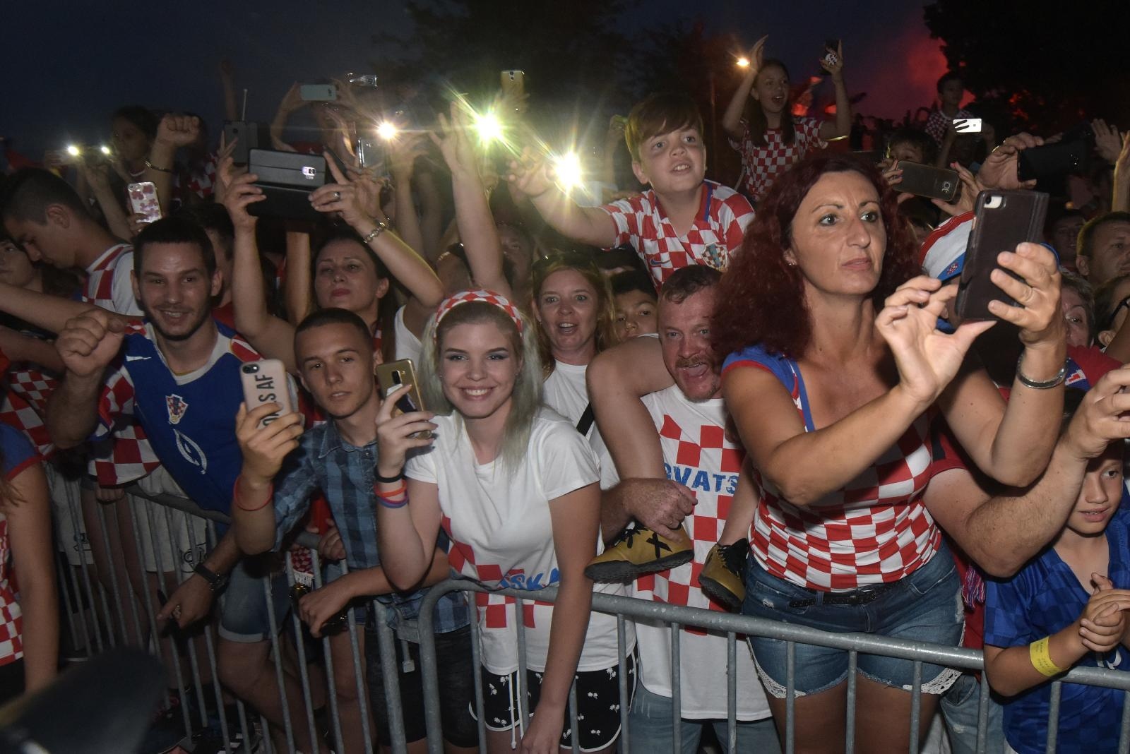 Zadrani na Forumu priredili spektakularan doček za svoje Vatrene Zadrani na Forumu priredili spektakularan doček za svoje Vatrene