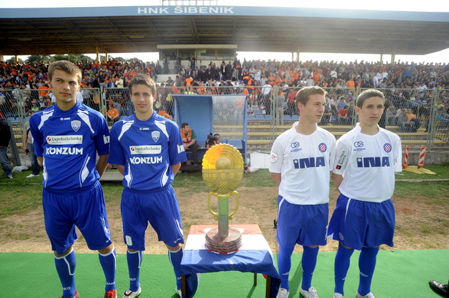 Sibenik ,050510.
Stadion Subicevac.
Druga utakmica finala Kupa RH NK Sibenik NK Hajduk (Split).
Na slici: pokal na stadionu.
Foto: Niksa Stipanicev / CROPIX