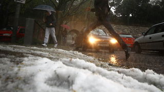 Zadar, 261110.
Oko 13 sati na grad Zadar srucilo se grmljavinsko nevrijeme praceno jakom kisom i tucom, te stvorilo probleme u prometu.
Na fotografiji: problemi pjesaka.
Foto: Vladimir Ivanov / CROPIX