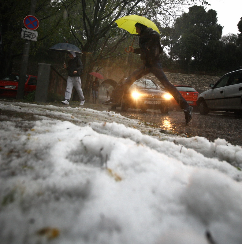 Zadar, 261110.
Oko 13 sati na grad Zadar srucilo se grmljavinsko nevrijeme praceno jakom kisom i tucom, te stvorilo probleme u prometu.
Na fotografiji: problemi pjesaka.
Foto: Vladimir Ivanov / CROPIX