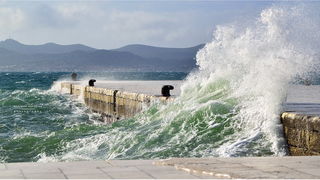 Spektakularna igra valova na zadarskoj rivi 5. studenog 2014.  Foto: Marin Pitton