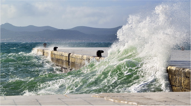 Spektakularna igra valova na zadarskoj rivi 5. studenog 2014.  Foto: Marin Pitton