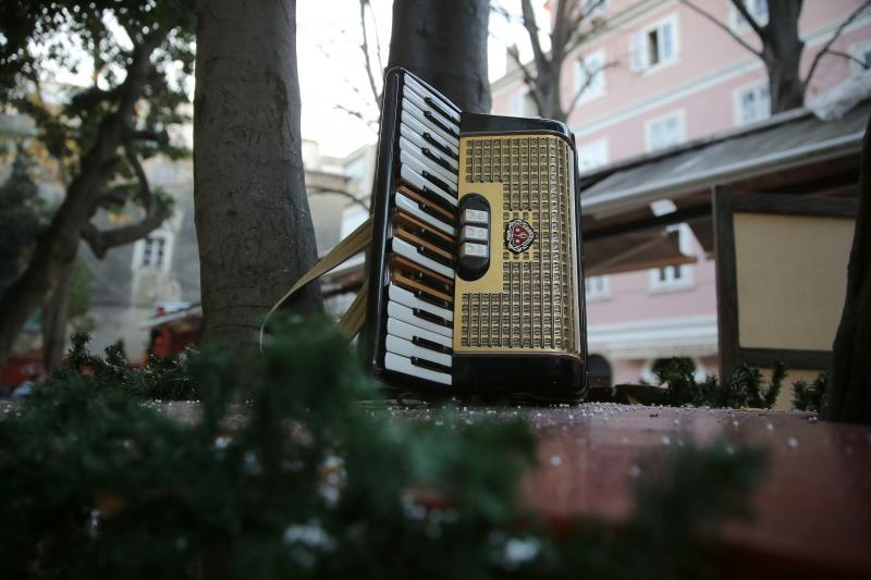 Blagdanski uređena otvorena terasa kafića Kult, Photo: Filip Brala/PIXSELL