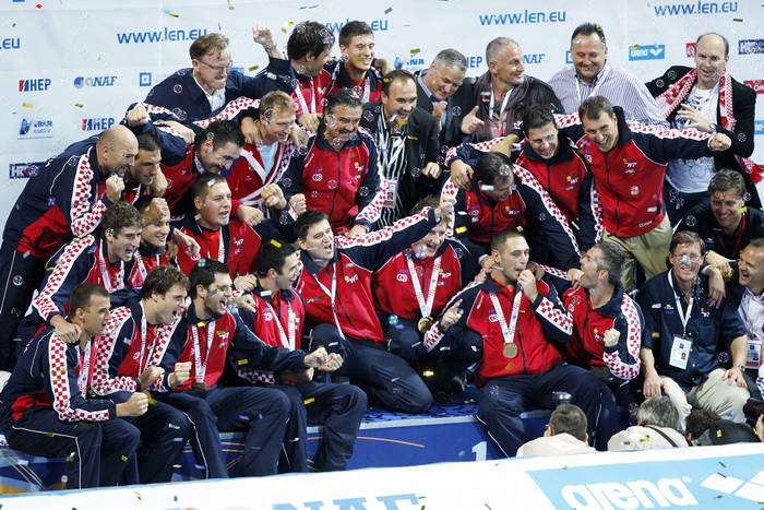 Zagreb, 110910.
Bazen Mladosti na Savi.
29. Europsko prvenstvo u vaterpolu.
Finalna utakmica za pobjednika Europskog prvenstva u vaterpolu  Hrvatska – Italija.
Na slici: slavlje pobjednika.
Foto: Goran Mehkek / CROPIX