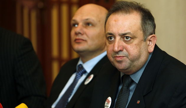 Zagreb, 170212.
Hrvatski Sabor,
Klub zastupnika HDSSB odrzao je konferenciju za novinare sa temom: ” Tko i zasto unistava hrvatsku proizvodnju mlijeka” .
Na slici: Dinko Buric i Ivan Drmic. 
Foto: Damjan Tadic / CROPIX