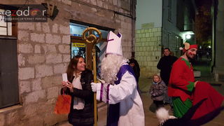 Sv. Nikola s Krampusom i Vilenjakom zabavljao djecu od Kampo Kaštela do Trga Petra Zoranića Sv. Nikola s Krampusom i Vilenjakom zabavljao djecu od Kampo Kaštela do Trga Petra Zoranića