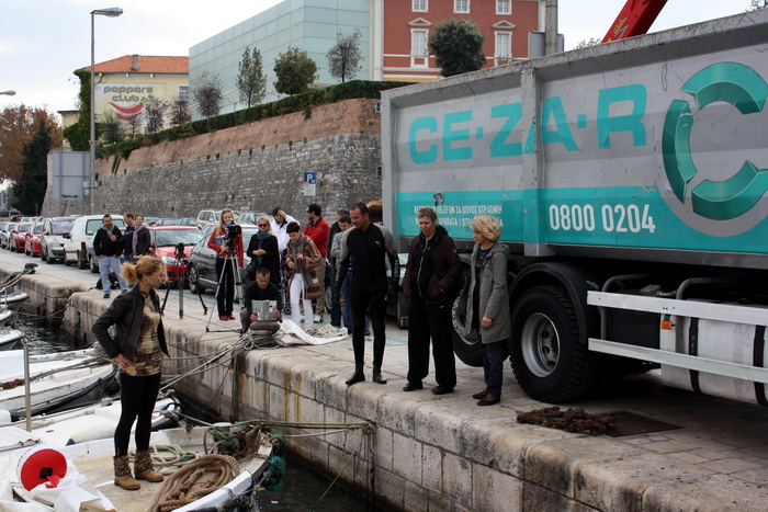 Ronioci kluba Sv. Roko izronili dio starog srušenog mosta u Jazinama, Foto: Mladen Malik