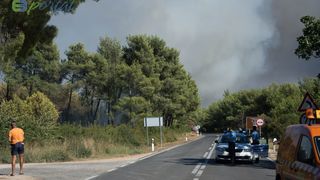 Zemaljske i zračne vatrogasne snage gase veliki šumski požar kod Crvene luke. Foto: Franjo Jurić/eBiograd Zemaljske i zračne vatrogasne snage gase veliki šumski požar kod Crvene luke. Foto: Franjo Jurić/eBiograd