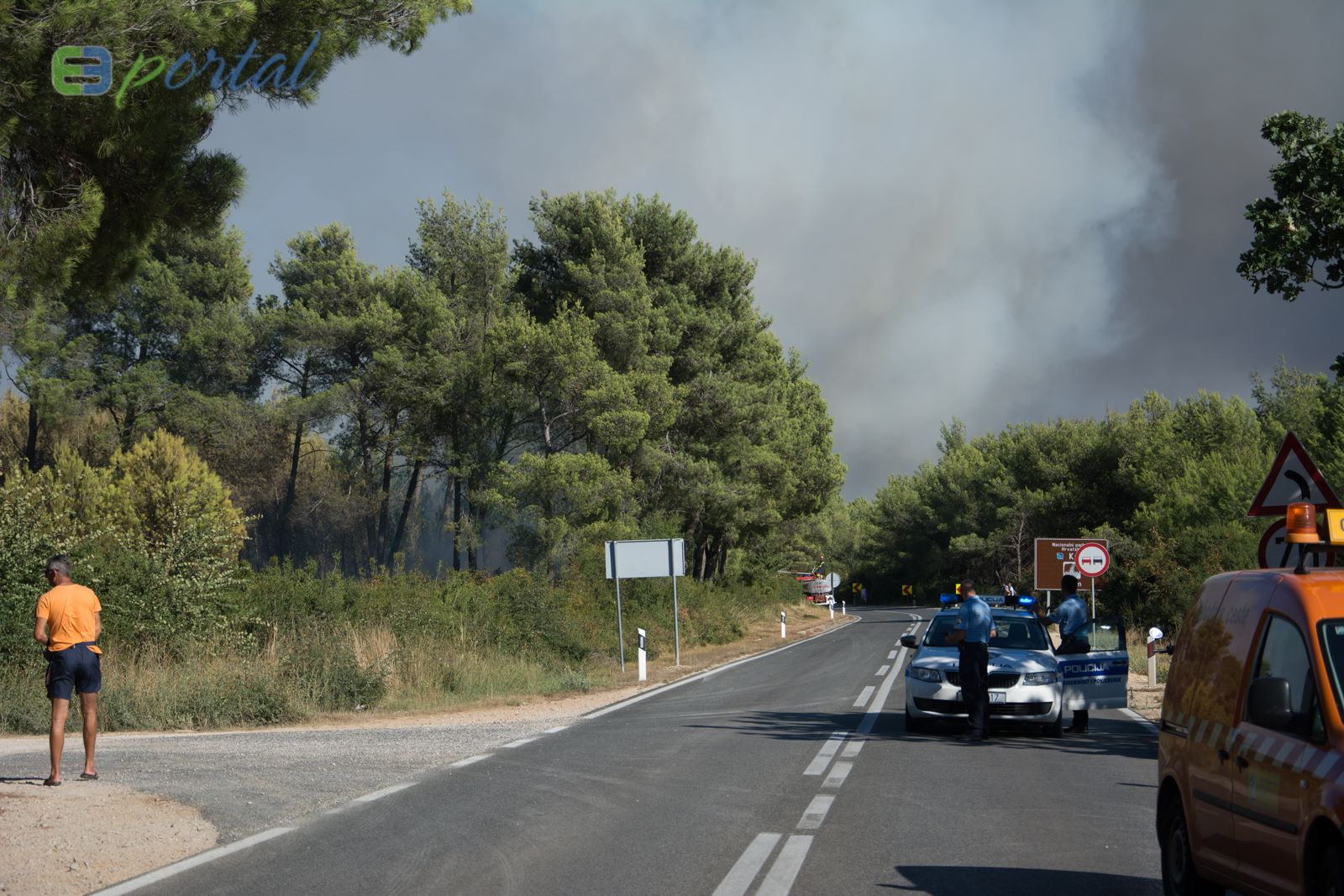 Zemaljske i zračne vatrogasne snage gase veliki šumski požar kod Crvene luke. Foto: Franjo Jurić/eBiograd Zemaljske i zračne vatrogasne snage gase veliki šumski požar kod Crvene luke. Foto: Franjo Jurić/eBiograd