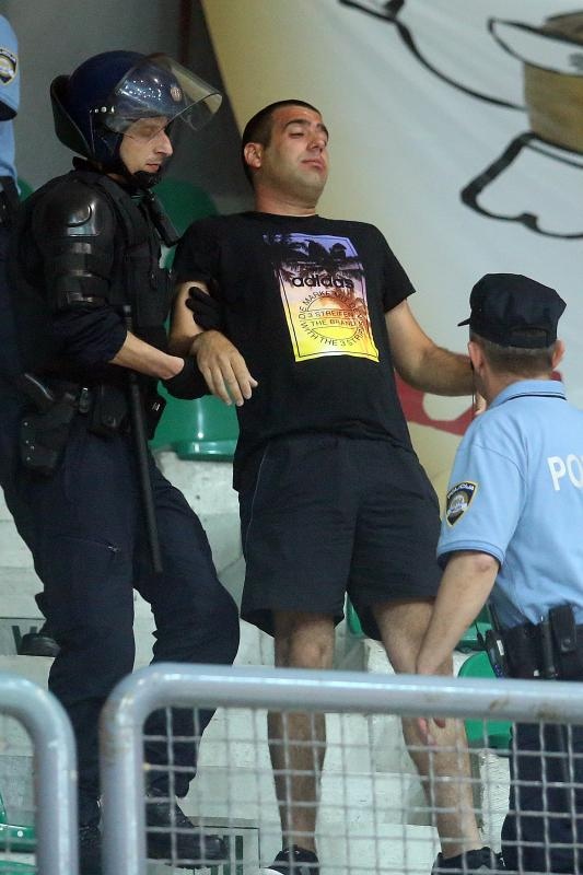 Intervencija policije na tribini s navijačima Zadra na utakmici Cibone i Zadra (80-71). Photo: Goran Stanzl/PIXSELL Intervencija policije na tribini s navijačima Zadra na utakmici Cibone i Zadra (80-71). Photo: Goran Stanzl/PIXSELL