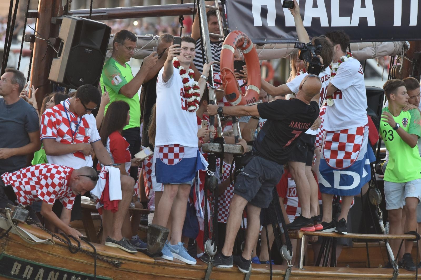 Svečani doček zadarskih Vatrenih: Jedrenjakom Branimir plovili od Gradskog mosta do gata na zadarskoj rivi