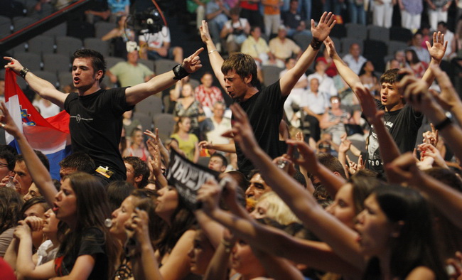 Split, 130610.
U Spaladium Areni odrzan je koncert na kojem je prikupljan novac koji ce biti iskoristen za pravnu pomoc hrvatskim generalima koji odgovaraju u Haagu i pred hrvatskim pravosudjem. Nastupali su Thompson, Oliver Dragojevic, KUD Cambi, Dalmati Split, 130610.
U Spaladium Areni odrzan je koncert na kojem je prikupljan novac koji ce biti iskoristen za pravnu pomoc hrvatskim generalima koji odgovaraju u Haagu i pred hrvatskim pravosudjem. Nastupali su Thompson, Oliver Dragojevic, KUD Cambi, Dalmati