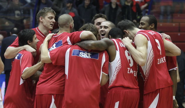 Zagreb, 220211.
KC Drazen Petreovic.
Kosarkaska utakmica, Eurocup drugi krug 4 kolo, Cedevita – Hemofarm
Na slici: Slavlje igraca KK Cedevite nakon pobjede 73-71 i ulaska u 1/4 finale Eurocupa.
Foto: Nenad Dugi / Cropix