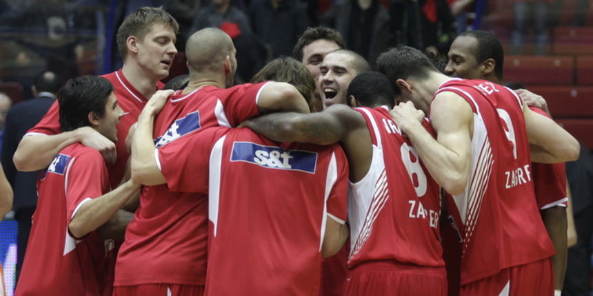 Zagreb, 220211.
KC Drazen Petreovic.
Kosarkaska utakmica, Eurocup drugi krug 4 kolo, Cedevita – Hemofarm
Na slici: Slavlje igraca KK Cedevite nakon pobjede 73-71 i ulaska u 1/4 finale Eurocupa.
Foto: Nenad Dugi / Cropix