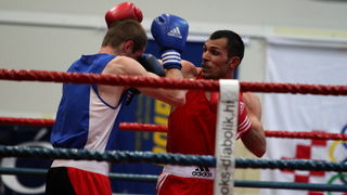 Zadar, 210413.
Dvorana Kresimira Cosica. Prvenstvo Hrvatske u boksu. Na fotografiji Mirsat Ahmeti (Pula, crveni) i Ilir Merdja (Lokomotiva, plavi).
Foto: Jure Miskovic / CROPIX Zadar, 210413.
Dvorana Kresimira Cosica. Prvenstvo Hrvatske u boksu. Na fotografiji Mirsat Ahmeti (Pula, crveni) i Ilir Merdja (Lokomotiva, plavi).
Foto: Jure Miskovic / CROPIX