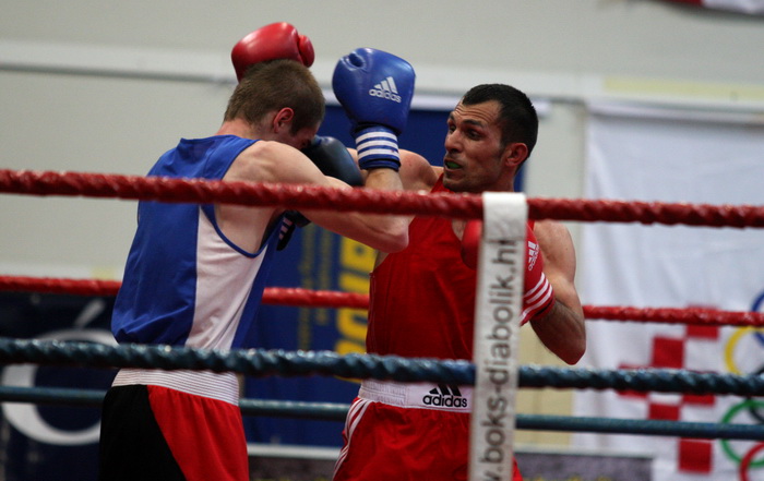 Zadar, 210413.
Dvorana Kresimira Cosica. Prvenstvo Hrvatske u boksu. Na fotografiji Mirsat Ahmeti (Pula, crveni) i Ilir Merdja (Lokomotiva, plavi).
Foto: Jure Miskovic / CROPIX Zadar, 210413.
Dvorana Kresimira Cosica. Prvenstvo Hrvatske u boksu. Na fotografiji Mirsat Ahmeti (Pula, crveni) i Ilir Merdja (Lokomotiva, plavi).
Foto: Jure Miskovic / CROPIX