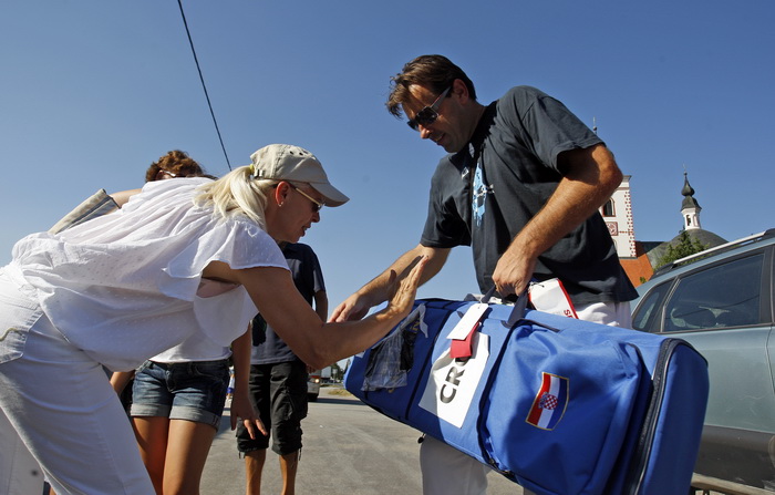 Vukovina, 07.08.12.
Kafic Gord.
Rodbina i prijatelji priredili su docek Giovanniju Cernogorzu u kaficu Gord u kojem se okupljaju clanovi njegovog streljackog kluba. Uz zivu glazbu i domjenak cestitali su mu na osvojenoj zlatnoj medalji u streljastvu u Lon