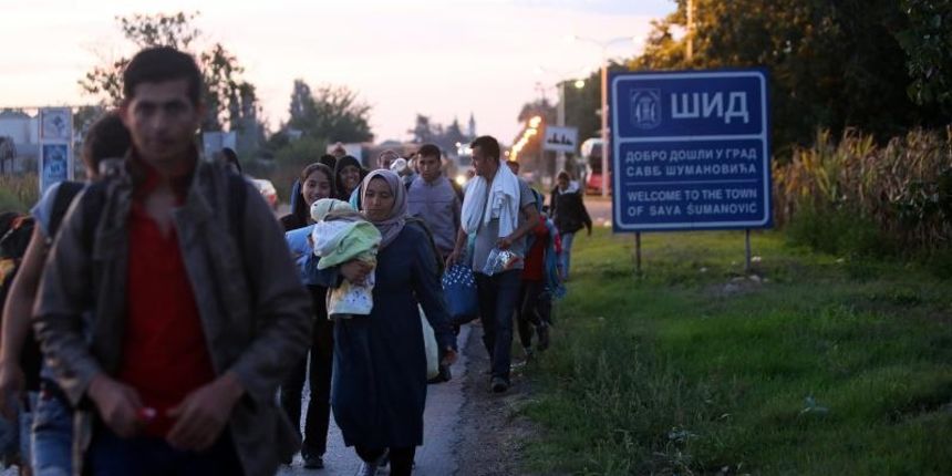 Sid, Srbija – Dolazak izbjeglica autobusima iz Preseva na autobusni kolodvor Sid odakle su krenuli pjeske na GP Tovarnik. Photo: Marko Mrkonjic/PIXSELL Sid, Srbija – Dolazak izbjeglica autobusima iz Preseva na autobusni kolodvor Sid odakle su krenuli pjeske na GP Tovarnik. Photo: Marko Mrkonjic/PIXSELL