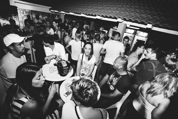 Odlična zabava u Noštromo i Vagabundo barovima na Viru