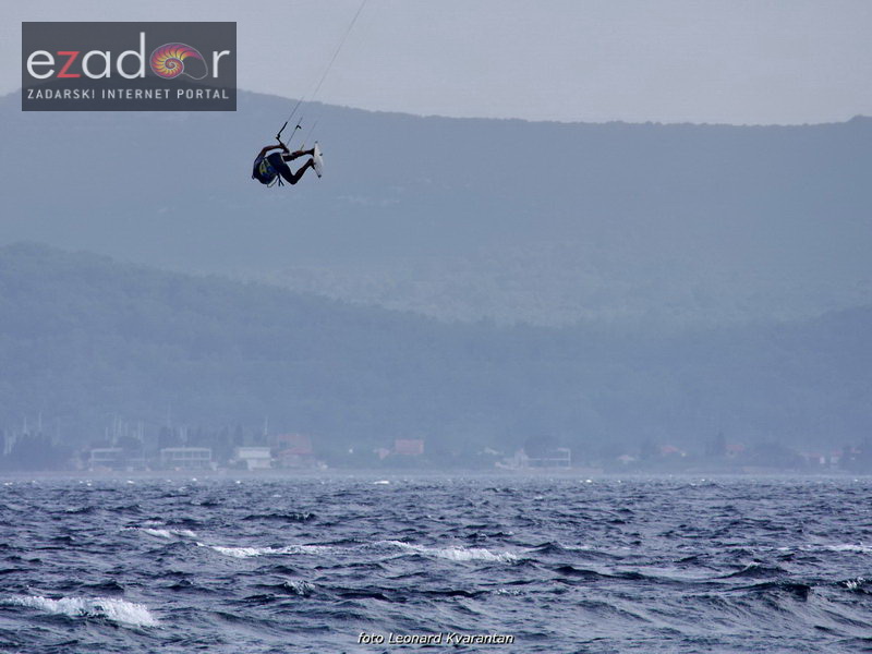 Guštanje surfera u jakom jugu Guštanje surfera u jakom jugu