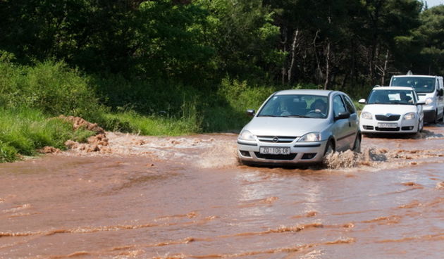 Zadar, 050509.
U zadarskom predjelu Zmirici puknula je cijev za vodu vjerojatno veceg promjera jer je u kratko vrijeme voda potopila obliznje prometnice pa tako i onu prema Ninu.
Foto: Vladimir Ivanov / CROPIX