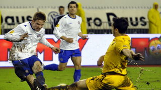 Split, 011210. 
Stadion HNK Hajduka u Poljudu.    
UEFA Europska liga utakmica HNK Hajduk – FC AEK. 
Na slici: Marin Tomasov i Konstantinos Manolas.
Foto: Jadran Babic / CROPIX