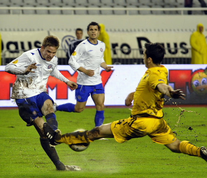Split, 011210. 
Stadion HNK Hajduka u Poljudu.    
UEFA Europska liga utakmica HNK Hajduk – FC AEK. 
Na slici: Marin Tomasov i Konstantinos Manolas.
Foto: Jadran Babic / CROPIX