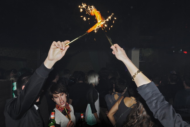 Vodice, 241210.
U kaficu te nocnom klubu Opijum, Vodicani su Bozic docekali u ugodnom i romanticnom raspolozenju uz grupu Urban & 4.
Foto: Marija Mihic / CROPIX