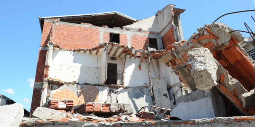 Zadar, 170810.
Grad Zadar je zapoceo s uklanjanjem ostataka srusenih kuca. Na spisku je 80-tak objekata, vecinom od prije 20-ak godina a ima ih jos i iz drugog svjetskog rata.
Na fotografiji: jedna od rusevina na Smiljevcu.
Foto: Andrija Lucic / CROPIX