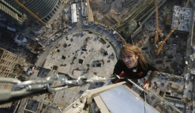 Alain Robert “spiderman” se za 45 minuta popeo na 185 metara visoku zgradu (Foto: RIA)
