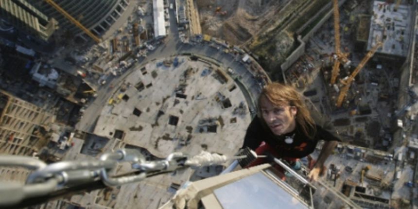Alain Robert “spiderman” se za 45 minuta popeo na 185 metara visoku zgradu (Foto: RIA)
