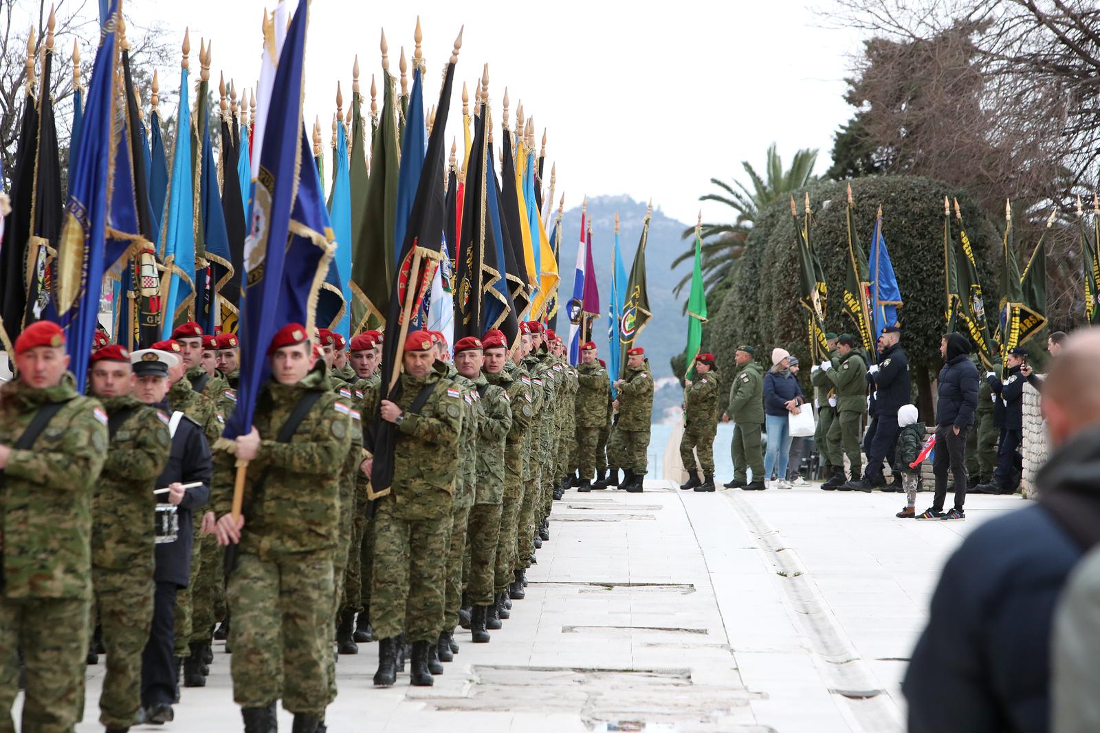 Mimohod pripadnika OSRH i MUP-a s ratnim zastavama povodom 30. obljetnice VRO Maslenica Mimohod pripadnika OSRH i MUP-a s ratnim zastavama povodom 30. obljetnice VRO Maslenica