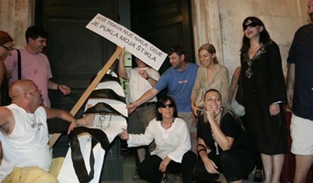 Udruga Nazbilj još jednom se našalila na račun bivše dubrovačke gradonačelnice Dubravke Šuice (Foto: Branimir Kvartuc/CROPIX)