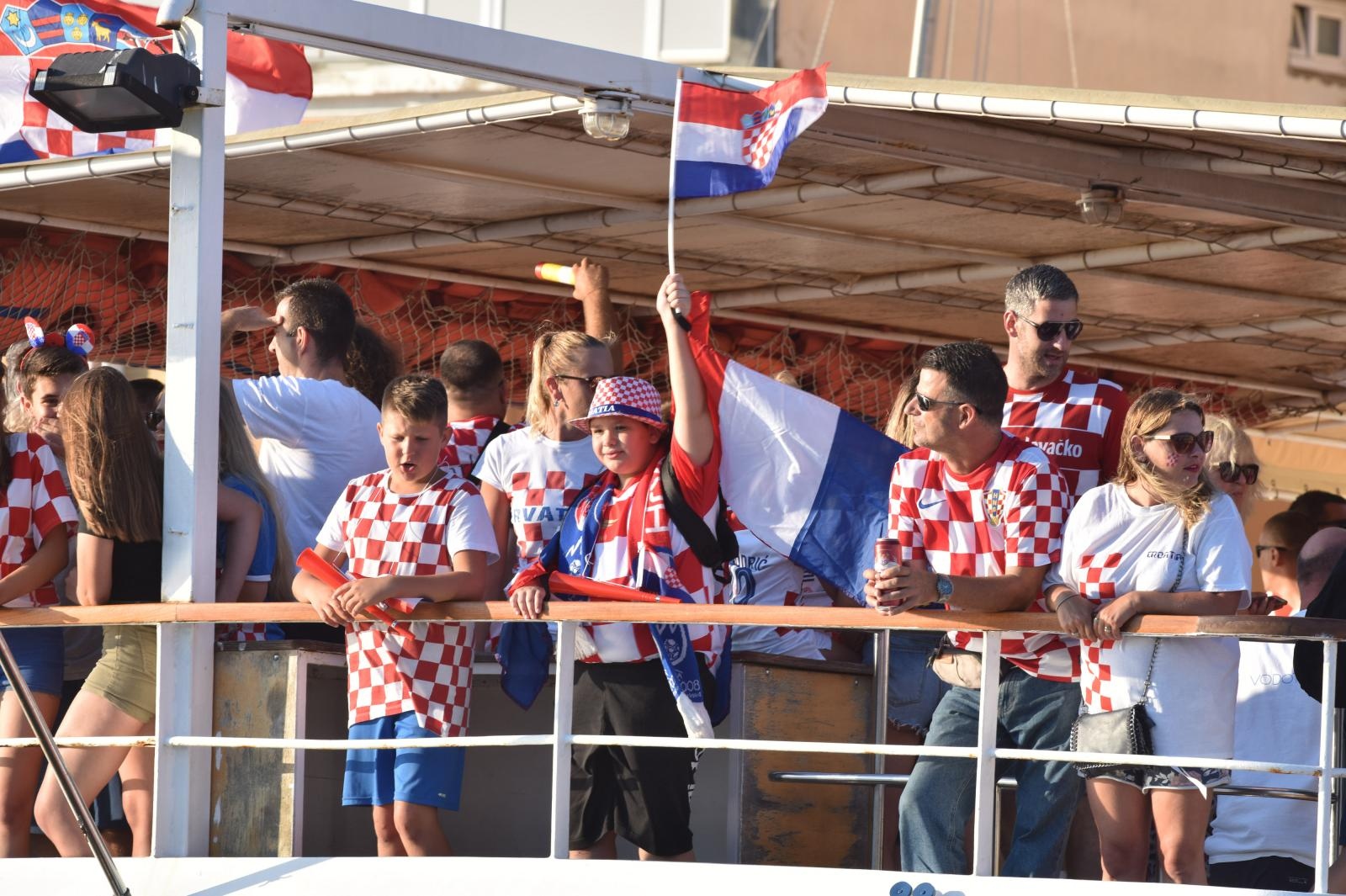 Svečani doček zadarskih Vatrenih: Jedrenjakom Branimir plovili od Gradskog mosta do gata na zadarskoj rivi