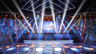 Za spektakularni doživljaj i izgled pozornice, koja podsjeća na one najglamuroznije svjetske, zaslužno je više od desetak tisuća led lampica. Glavni studio proteže se na 1200 metara kvadratnih