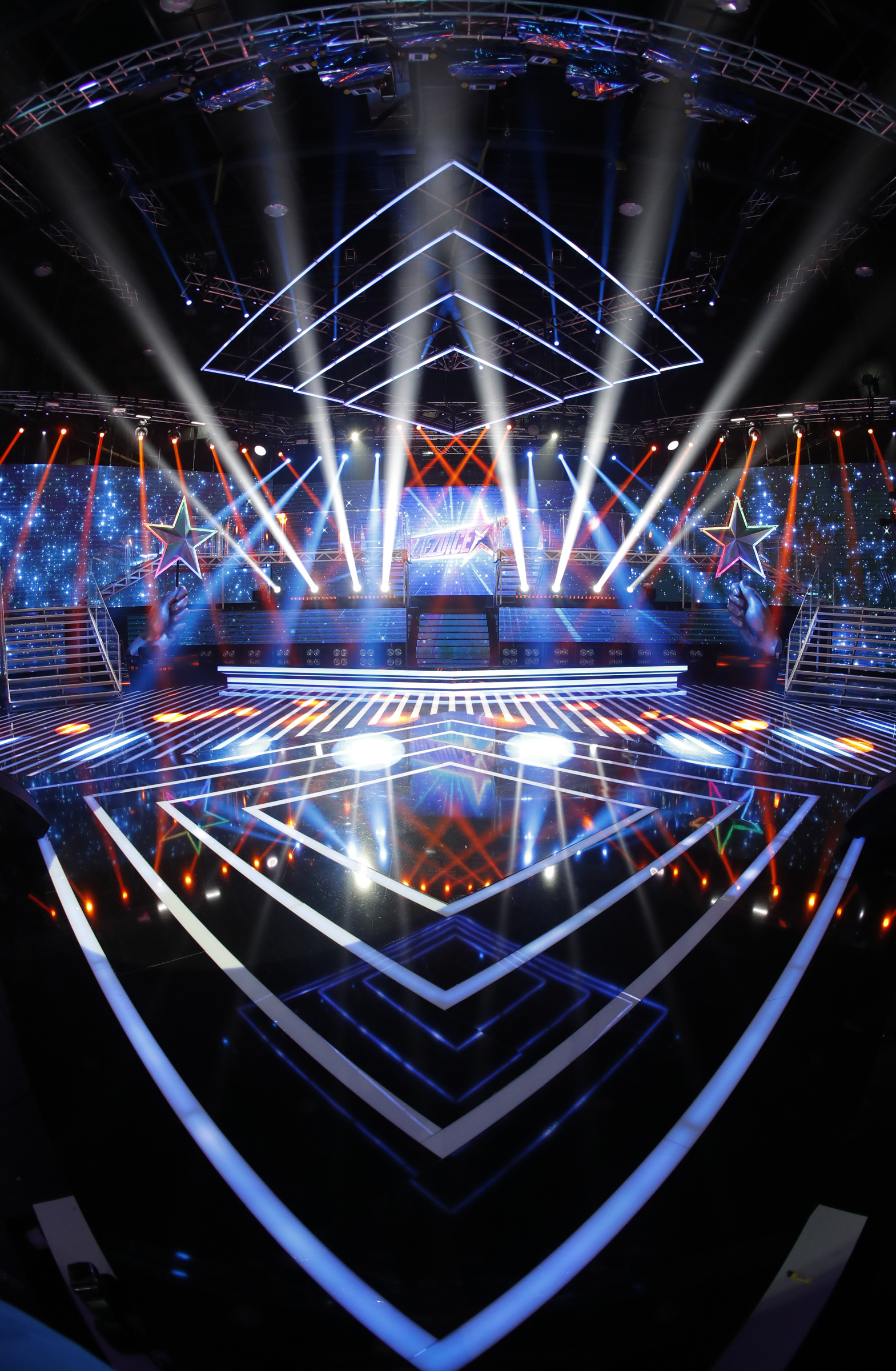Za spektakularni doživljaj i izgled pozornice, koja podsjeća na one najglamuroznije svjetske, zaslužno je više od desetak tisuća led lampica. Glavni studio proteže se na 1200 metara kvadratnih