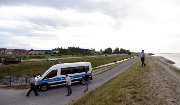 Prelog – Na derivacionu kanalu rijeke Drave pronadjeni su tragovi slijetanja automobila u kanal, a u akumulacijskom jezeru HE Donja Dubrava, nizvodno od Marine, pronadjeno je bezivotno tijelo 5-godisnjeg djecaka Patrika Fogadica koji je s 29-godisnjom maj