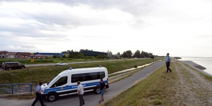 Prelog – Na derivacionu kanalu rijeke Drave pronadjeni su tragovi slijetanja automobila u kanal, a u akumulacijskom jezeru HE Donja Dubrava, nizvodno od Marine, pronadjeno je bezivotno tijelo 5-godisnjeg djecaka Patrika Fogadica koji je s 29-godisnjom maj Prelog – Na derivacionu kanalu rijeke Drave pronadjeni su tragovi slijetanja automobila u kanal, a u akumulacijskom jezeru HE Donja Dubrava, nizvodno od Marine, pronadjeno je bezivotno tijelo 5-godisnjeg djecaka Patrika Fogadica koji je s 29-godisnjom maj