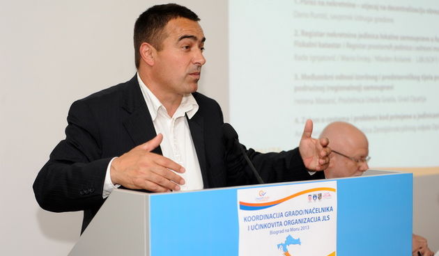 Biograd, 240413
Koordinacija s 80-tak gradonacelnika, nacelnika i procelnika iz cetiri dalmatinske zupanije u hotelu Adria.
Na fotografiji: detalj s dogadjaja; gradonacelnik Biograda Ivan Knez.
Foto: Luka Gerlanc / CROPIX