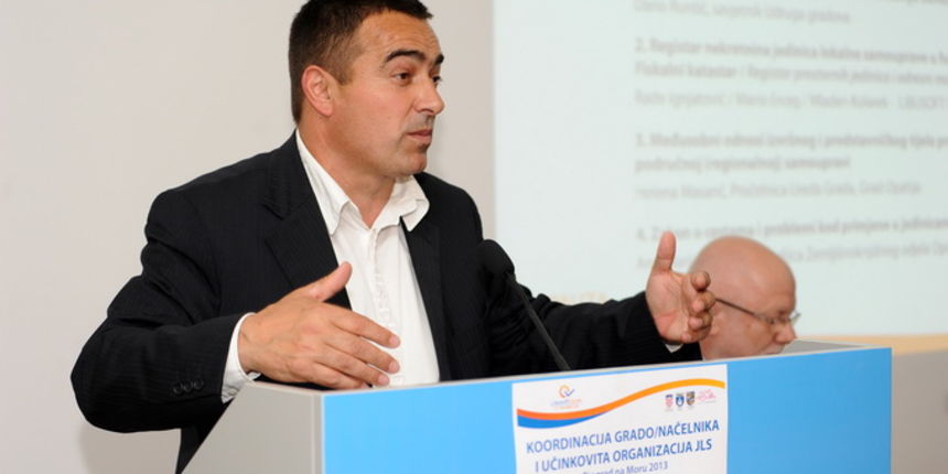 Biograd, 240413
Koordinacija s 80-tak gradonacelnika, nacelnika i procelnika iz cetiri dalmatinske zupanije u hotelu Adria.
Na fotografiji: detalj s dogadjaja; gradonacelnik Biograda Ivan Knez.
Foto: Luka Gerlanc / CROPIX Biograd, 240413
Koordinacija s 80-tak gradonacelnika, nacelnika i procelnika iz cetiri dalmatinske zupanije u hotelu Adria.
Na fotografiji: detalj s dogadjaja; gradonacelnik Biograda Ivan Knez.
Foto: Luka Gerlanc / CROPIX