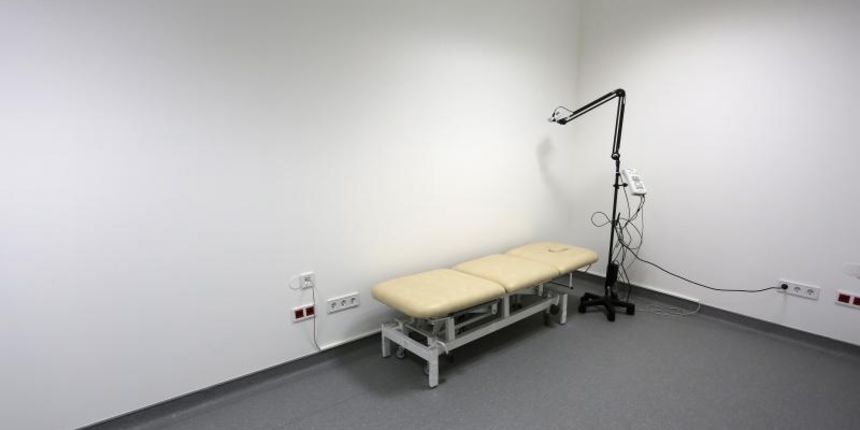 Otvorenje nove zgrade neuroloske klinike koju je financirala vojska SAD-a sa 750 000 dolara. Americka veleposlanica Julieta Valls Noyes nazocila je otvorenju