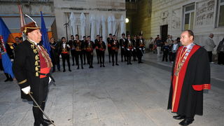 Zadar, 251012.
Zadar je veceras u sklopu obiljezavanja 10. obljetnice Sveucilista u Zadru posjetila Bokeljska mornarica. Prosli su Kalelargom i zaustavili se na Narodnom trgu gdje su ih docekali rektor zadarskog sveucilista Ante Uglesic i gradonacelnik Zv Zadar, 251012.
Zadar je veceras u sklopu obiljezavanja 10. obljetnice Sveucilista u Zadru posjetila Bokeljska mornarica. Prosli su Kalelargom i zaustavili se na Narodnom trgu gdje su ih docekali rektor zadarskog sveucilista Ante Uglesic i gradonacelnik Zv