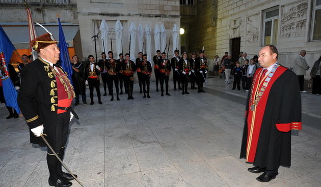 Zadar, 251012.
Zadar je veceras u sklopu obiljezavanja 10. obljetnice Sveucilista u Zadru posjetila Bokeljska mornarica. Prosli su Kalelargom i zaustavili se na Narodnom trgu gdje su ih docekali rektor zadarskog sveucilista Ante Uglesic i gradonacelnik Zv