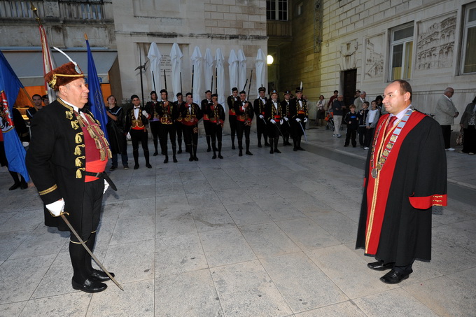 Zadar, 251012.
Zadar je veceras u sklopu obiljezavanja 10. obljetnice Sveucilista u Zadru posjetila Bokeljska mornarica. Prosli su Kalelargom i zaustavili se na Narodnom trgu gdje su ih docekali rektor zadarskog sveucilista Ante Uglesic i gradonacelnik Zv Zadar, 251012.
Zadar je veceras u sklopu obiljezavanja 10. obljetnice Sveucilista u Zadru posjetila Bokeljska mornarica. Prosli su Kalelargom i zaustavili se na Narodnom trgu gdje su ih docekali rektor zadarskog sveucilista Ante Uglesic i gradonacelnik Zv