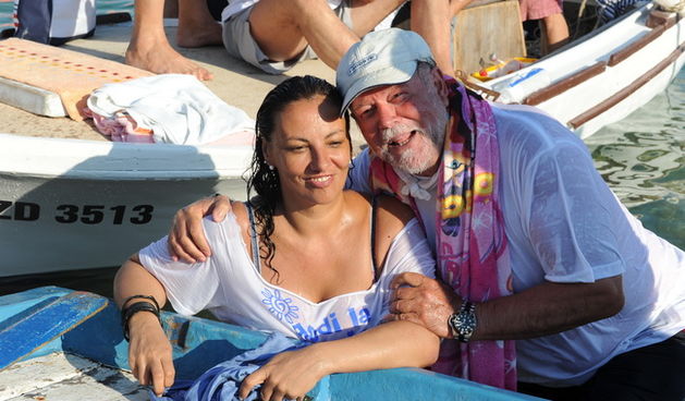 Zadar, 220710.
Danas popodne ukrcali su se na kaice preko stotinu zadarskih pjevaca, klapasa i mnogih drugih i uz pjesmu obilazili zadarske plaze na Uskoku i Puntamiki. Tako su promovirali zadarski turizam. Ideja je potekla od Erika Pavina poznatog zadars