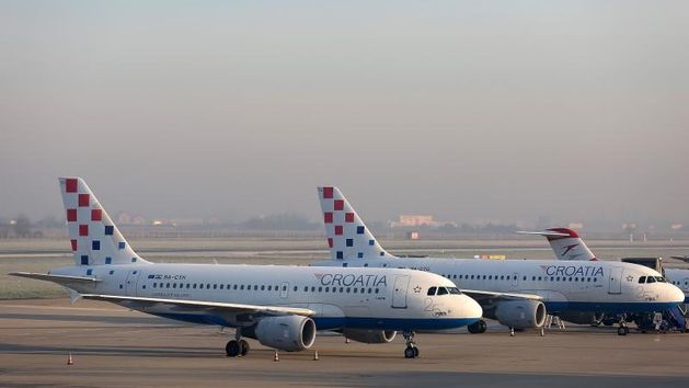 Zrakoplovi aviokompanije Croatia Airlines na pisti Zračne luke Zagreb